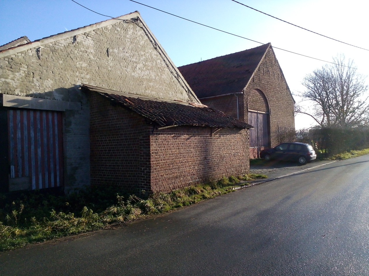 Powyżej: zrujnowane gospodarstwo w Gooik, gdzie jakoby mieszka Michałek w Belgii.